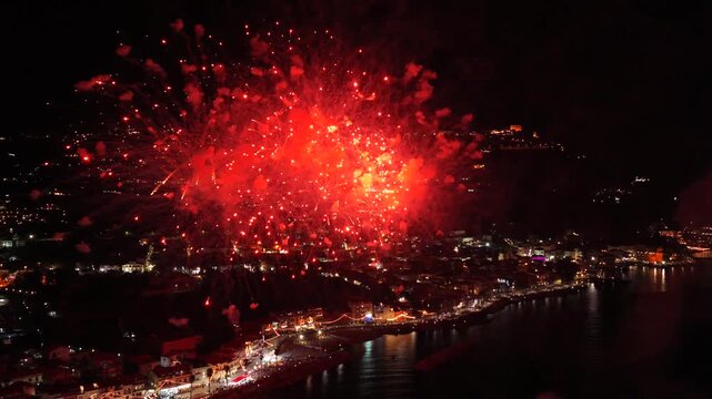 Fuochi d'artificio ripresi col drone.
la festa del patrono di Santa Maria di Castellabate nel sud Italia.
Spettacolo pirotecnico sul mare del Cilento durante i festeggiamenti.