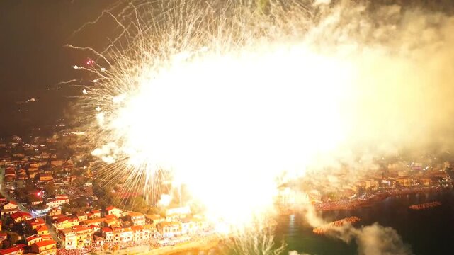 Fuochi d'artificio ripresi col drone.
la festa del patrono di Santa Maria di Castellabate nel sud Italia.
Spettacolo pirotecnico sul mare del Cilento durante i festeggiamenti. - Powered by Adobe