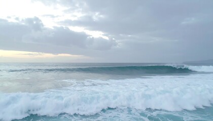 Fototapeta premium Ocean waves rolling in, cloudy sky