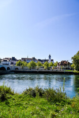 Obraz premium Aarau, Stadtkirche, Aare, Fluss, Brücke, Uferweg, Aareufer, Kirche, Altstadt, Altstadthäuser, Stadt, Sommer, Sommertag, Aargau, Schweiz