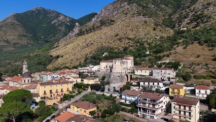 Naklejka premium Venafro, vista aerea della cittadina del Molise in provincia di Isernia, centro Italia. Il centro storico e il Castello di Venafro.