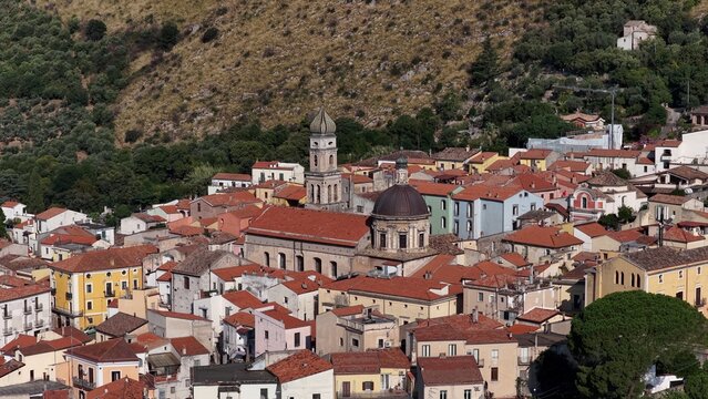 Venafro, vista aerea della cittadina del Molise in provincia di Isernia, centro Italia.
Il centro storico e il Castello di Venafro.