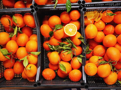 Crate of oranges with a single orange in the middle