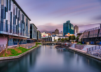 Obraz premium Long exposure of Waterfront canal leading to the city at twilight, Cape Town, South Africa