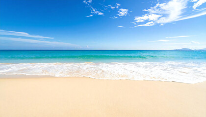 Fototapeta premium 青い海の波、きれいな砂浜の夏のコンセプトの透明な海。Blue ocean waves, clear waters on clean sandy beach summer concept.