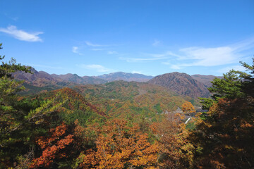 Fototapeta premium 日本：御岳昇仙峡／紅葉した山並み【秩父多摩甲斐国立公園】山梨県甲府市・11月