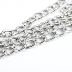 Obraz premium Shiny metal chain links on white background
