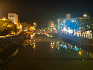 Fototapeta premium 夜の川面に揺れる灯り