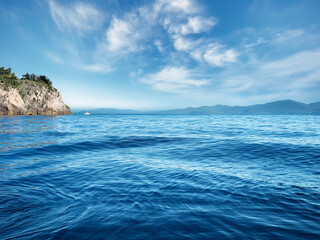 Fototapeta premium 青く広がる海と空、手前の岩場が美しい雄大な自然風景