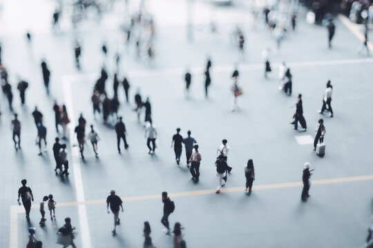 大阪駅周辺を歩くミニチュア風の人々