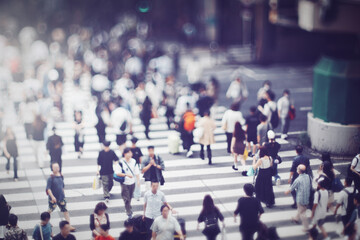 横断歩道を渡る人々