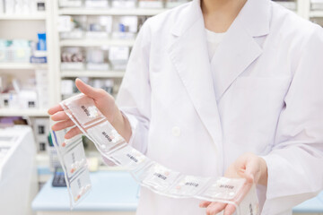 調剤薬局で働く女性