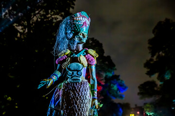 Representación de la Coatlicue en la celebración de Día de Muertos en México.