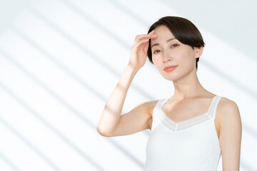 スキンケアをするミドルの女性