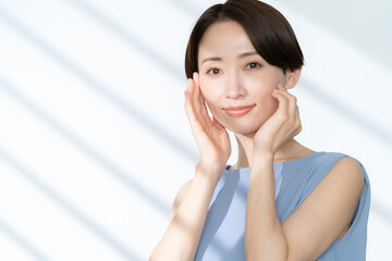 スキンケアをするミドルの女性
