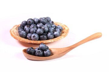 皿とスプーンに盛ったブルーベリー