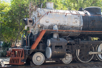 Naklejka premium Detailed side view of an old locomotive train with black and white paint on display at Parque Independencia El Dean in Guadalajara