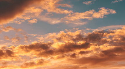 Fototapeta premium Golden Hour Cloudscape: Dramatic Sunset Sky Texture, Warm Hues, Peaceful Atmosphere