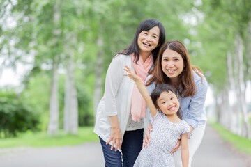 女性三世代家族