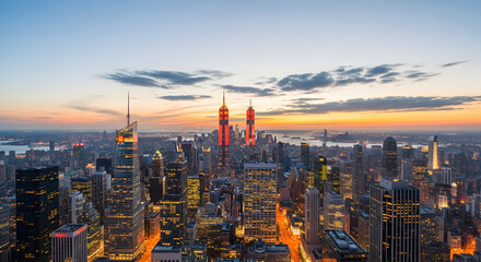 Obraz premium The breathtaking beauty of NYC at dusk. This stunning skyline, with its vibrant sunset and twinkling lights, evokes a sense of wonder and accomplishment. For travel, finance, and real estate projects.