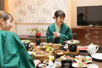 旅行　ホテル　旅館　夕食イメージ