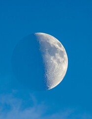 Crescent moon in a clear blue sky (1)