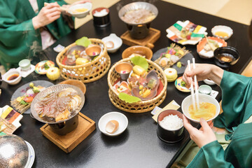 旅行　ホテル　旅館　夕食イメージ