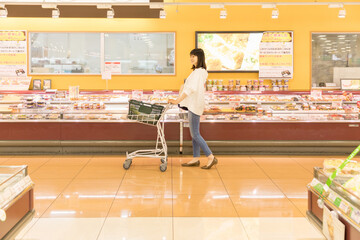 スーパーで買物をする若い女性
