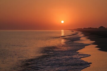 Naklejka premium Sunrise over a hazy beach, soft colors