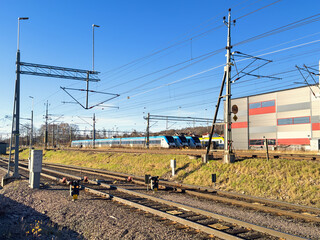 Obraz premium Railroad with commuter trains by a building