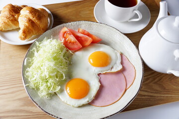 ハムエッグ朝食