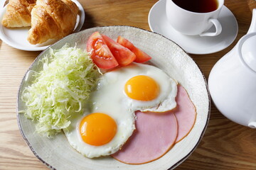 ハムエッグ朝食