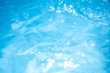 夏のプールの水面のきらめき