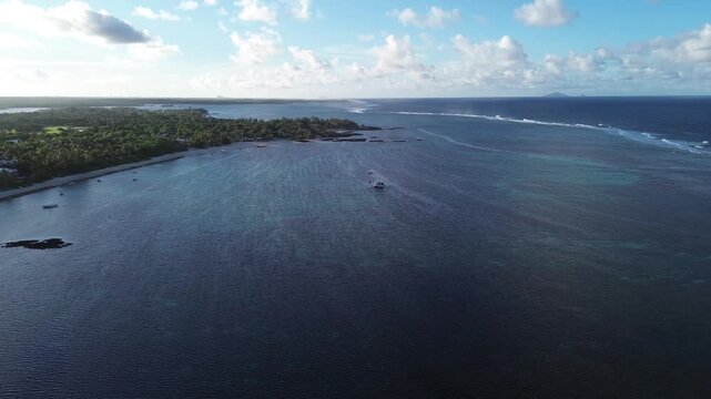 "Photo ou vid&eacute;o drone d&rsquo;une plage paradisiaque &agrave; l&rsquo;&icirc;le Maurice, sable blanc et lagon turquoise, cocotiers et paysages tropicaux spectaculaires pour destination vacances de r&ecirc;ve"