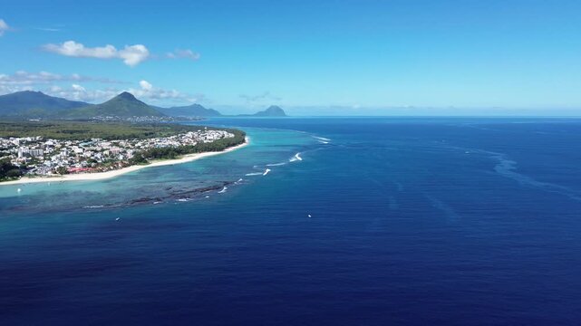 "Photo ou vid&eacute;o drone d&rsquo;un village en bord de mer paradisiaque &agrave; l&rsquo;&icirc;le Maurice, maisons cr&eacute;oles, plage de sable blanc et lagon turquoise, paysages tropicaux et destination de r&ecirc;ve"