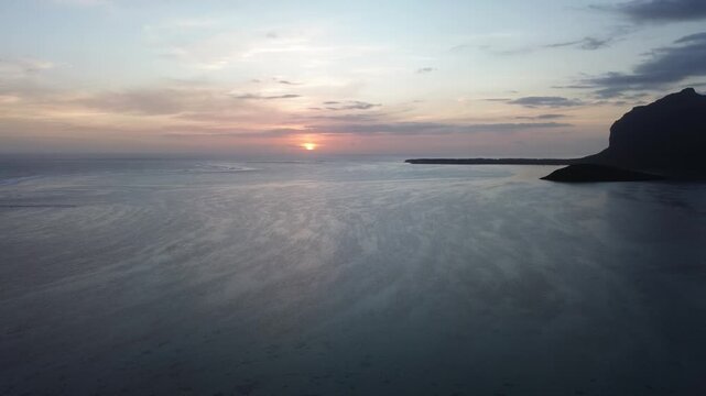 "Photo ou vid&eacute;o drone de la plage du Morne &agrave; l&rsquo;&icirc;le Maurice, sable blanc, lagon turquoise, Morne Brabant et paysages tropicaux spectaculaires pour destination de r&ecirc;ve"