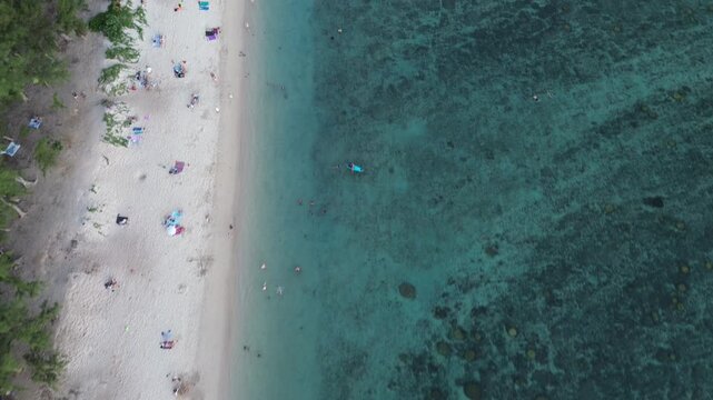 "Vid&eacute;o drone 4K combinant plage paradisiaque et plage volcanique, vues a&eacute;riennes de sable blanc et noir, lagon turquoise et paysages tropicaux spectaculaires pour destination de r&ecirc;ve"