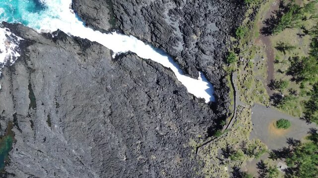 "Vid&eacute;o drone 4K combinant plage paradisiaque et plage volcanique, vues a&eacute;riennes de sable blanc et noir, lagon turquoise et paysages tropicaux spectaculaires pour destination de r&ecirc;ve"