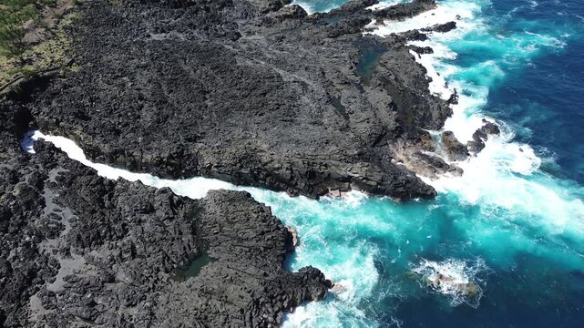 "Vid&eacute;o drone 4K combinant plage paradisiaque et plage volcanique, vues a&eacute;riennes de sable blanc et noir, lagon turquoise et paysages tropicaux spectaculaires pour destination de r&ecirc;ve"