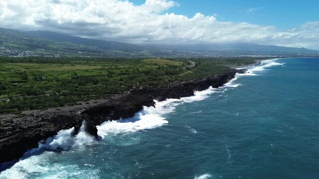 "Vid&eacute;o drone 4K combinant plage paradisiaque et plage volcanique, vues a&eacute;riennes de sable blanc et noir, lagon turquoise et paysages tropicaux spectaculaires pour destination de r&ecirc;ve"