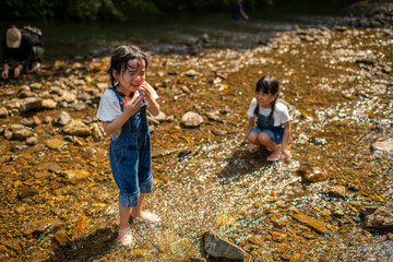 川遊びを楽しむ姉妹の夏休み