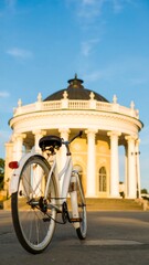Naklejka premium White bicycle parked in front of a classical building