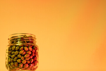 alcaparras encurtidas dentro de un tarro de cristal con luces amarilla y rojas