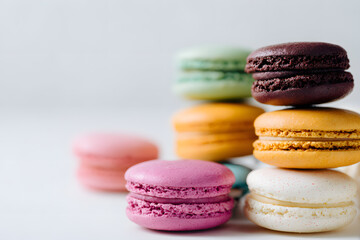 Fototapeta premium colorful macaroons on a wooden table