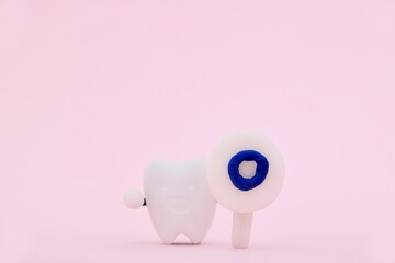 マル印をもったミニチュアの歯