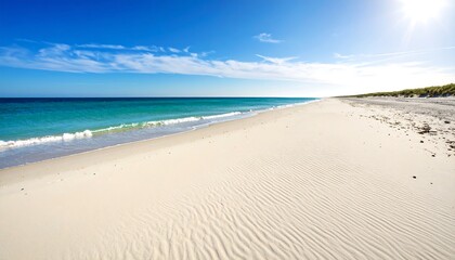 Obraz premium Empty beach under sunny sky