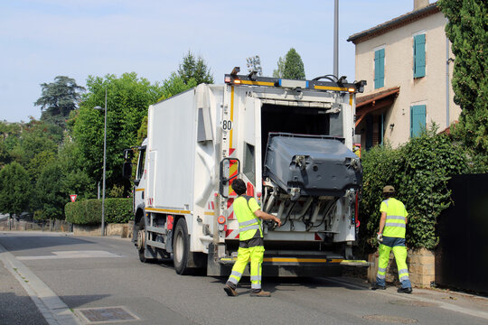 Camion benne &agrave; ordures m&eacute;nag&egrave;res, collecte de d&eacute;chets dans la ville