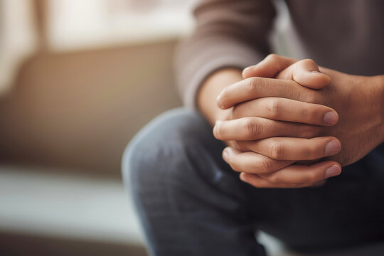 不安や緊張を抱える若者の手元のクローズアップ