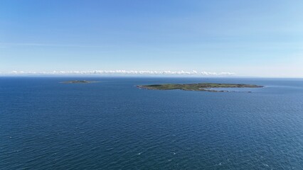 survol de la côte ensoleillée de l'Irlande du nord