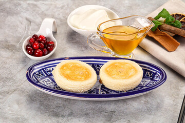 Roasted cheesecakes - Syrniki with honey
